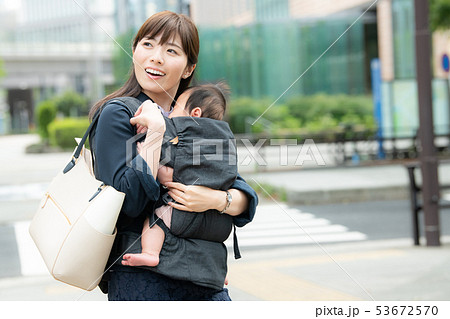 ワーキングマザー 通勤 育児 親子 日本人女性 ワーキングマザー 通勤 育児 親子 日本人女性 53672570