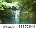 新緑の季節　渓谷の滝 53672644