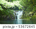 新緑の季節　渓谷の滝 53672645