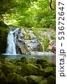 新緑の季節　渓谷の滝 53672647