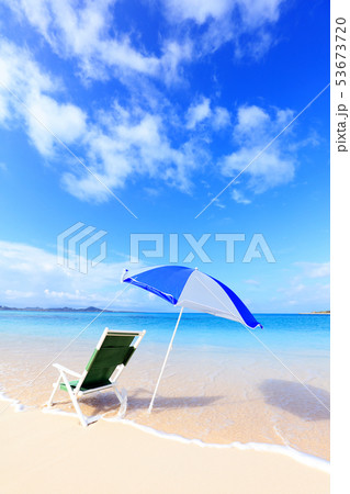 沖縄の美しい海とビーチパラソルの写真素材