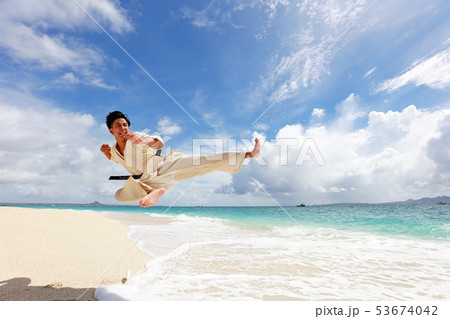 南国の美しいビーチで鍛える男性 53674042