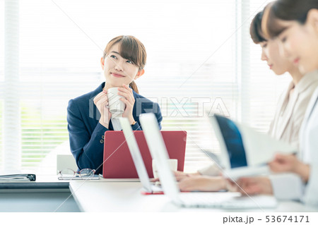オフィスで考える女性 オフィスで考える女性 53674171