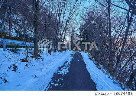 冬季の中禅寺湖スカイライン沿いの湖岸側遊歩道の様子(立木観音付近) 冬季の中禅寺湖スカイライン沿いの湖岸側遊歩道の様子(立木観音付近) 53674483