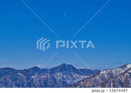 日光半月山展望所から残雪の西側の山々（皇海山等）と飛行機 53674487