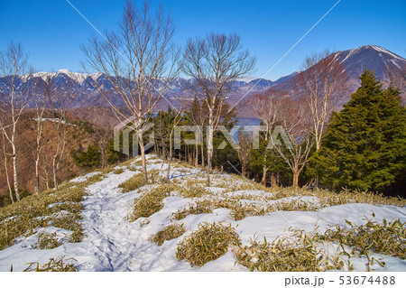 日光 半月峠から半月山に向かう登山道から北側の眺望（白根山等） 53674488