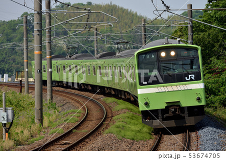カーブを行く201系大和路線普通6両 53674705