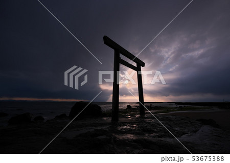 海に立つ鳥居のあるつぶて浦 海に立つ鳥居のあるつぶて浦 53675388