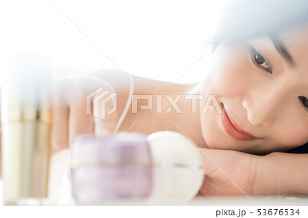 女性　ビューティー 53676534