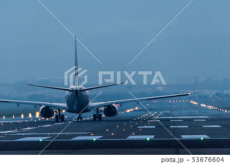 離陸する飛行機 53676604