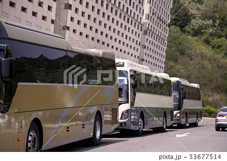 バス 停車 道路 53677514