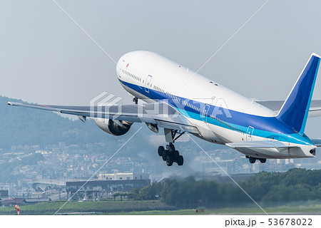 離陸する飛行機 離陸する飛行機 53678022
