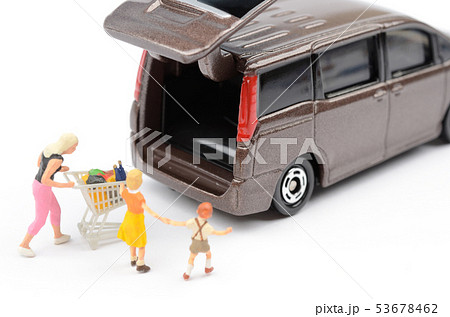 自動車と人物 53678462