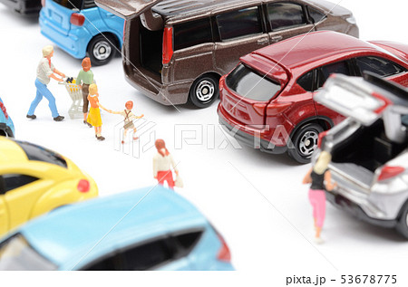 自動車と人物 53678775