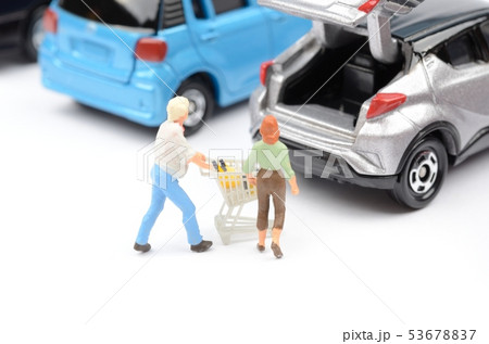自動車と人物 53678837