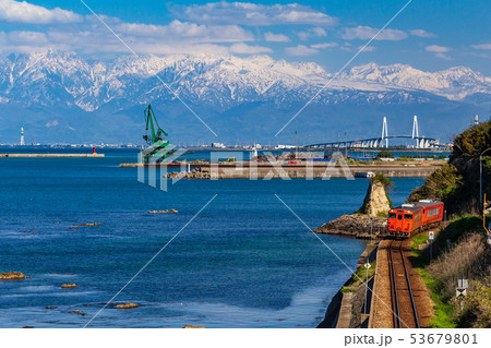 富山・氷見線と立山連峰・新湊大橋 53679801