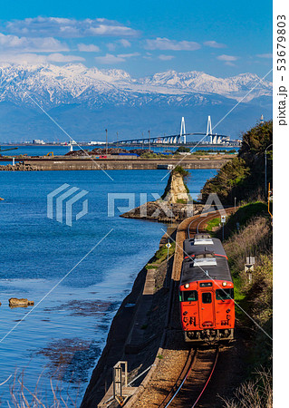 富山・氷見線と立山連峰・新湊大橋 富山・氷見線と立山連峰・新湊大橋 53679803
