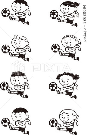 サッカーボールを蹴る笑顔のいろいろな国の子供 サッカーボールを蹴る笑顔のいろいろな国の子供 53680694
