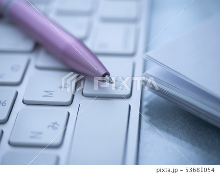 ビジネスイメージ・書類・キーボード・女性 53681054