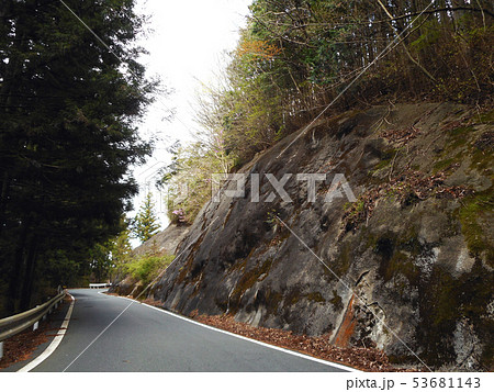 崖崩れ防止の擁壁と山道の写真素材 [53681143] - PIXTA