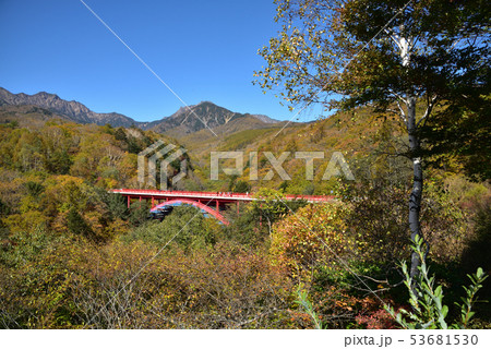 紅葉の東沢大橋 53681530