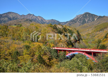 紅葉の東沢大橋 53681531