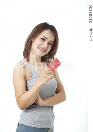 Young smiling  asian woman presenting credit card 53682850