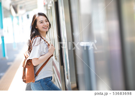 電車 女性 撮影協力「京王電鉄株式会社」 電車 女性 撮影協力「京王電鉄株式会社」 53683698