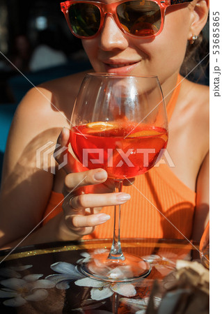 Young female brunette model sitting in cafe 53685865