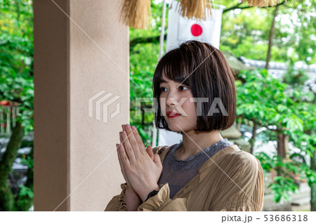 参拝する女性 津城跡高山神社 53686318