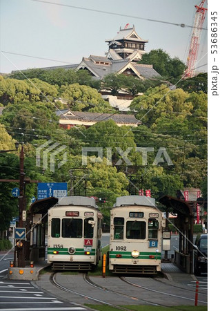 路面電車と熊本城 53686345