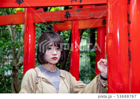 女性一人旅 赤鳥居 津城跡高山神社 53688767