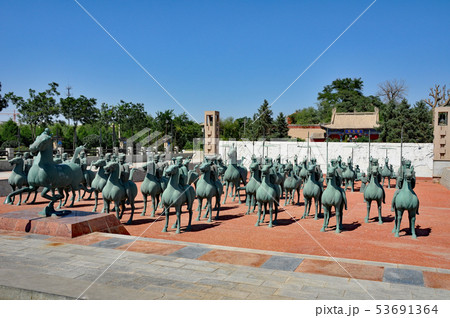 シルクロード　武威　雷神廟雷台漢墓の銅像 53691364