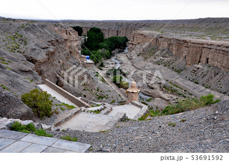 楡林川両岸の断崖に穿たれた仏教石窟 楡林窟 楡林川両岸の断崖に穿たれた仏教石窟 楡林窟 53691592