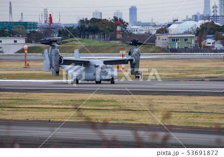 伊丹空港滑走路上のオスプレイ 53691872