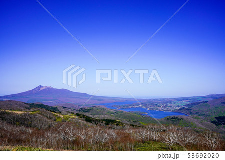 春のきじひき高原パノラマ展望台から駒ケ岳大沼公園方面　北斗市 53692020