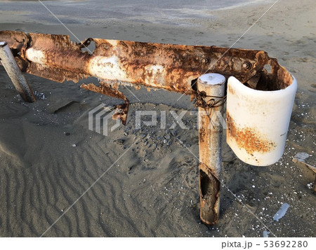 ボロボロのガードレール 53692280