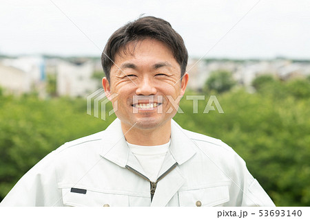 作業員 中年 ミドル 男性 作業着 笑顔 作業員 中年 ミドル 男性 作業着 笑顔 53693140