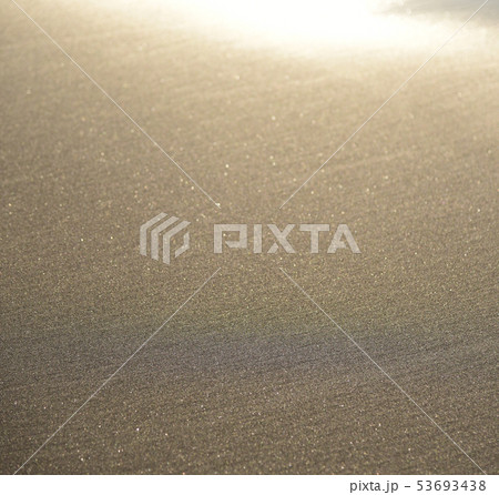 (千葉県/いすみ市/大原海岸) 【波打際の近景】 波が引き海水が浸透していく砂浜に朝日が反射して輝く (千葉県/いすみ市/大原海岸) 【波打際の近景】 波が引き海水が浸透していく砂浜に朝日が反射して輝く 53693438