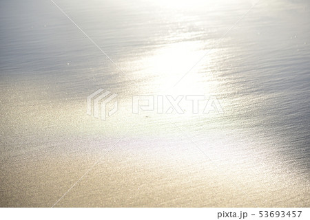 (千葉県/いすみ市/大原海岸) 波打ち際の風景 海水が砂浜に浸透していく瞬間に朝日が反射して輝く (千葉県/いすみ市/大原海岸) 波打ち際の風景 海水が砂浜に浸透していく瞬間に朝日が反射して輝く 53693457