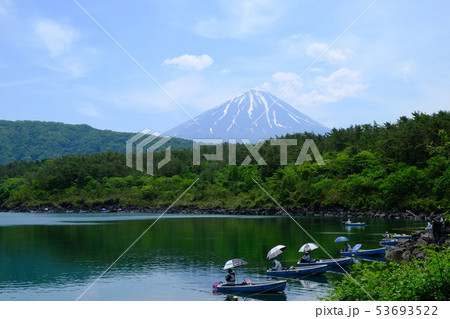 水墨画のような釣り人と富士山 水墨画のような釣り人と富士山 53693522