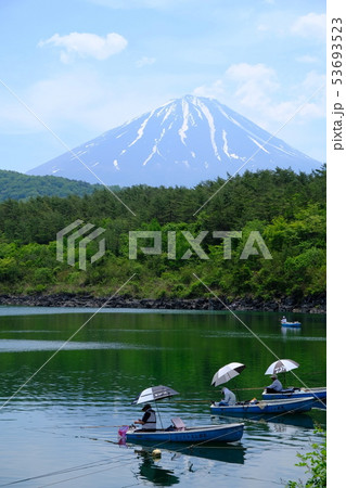 水墨画のような釣り人と富士山 水墨画のような釣り人と富士山 53693523