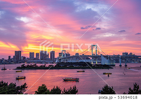 お台場　レインボーブリッジ　夕焼け 53694018