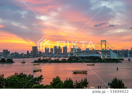 お台場　レインボーブリッジ　夕焼け 53694022