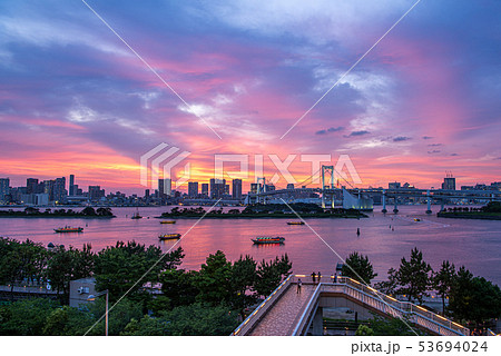 お台場　レインボーブリッジ　夕焼け 53694024
