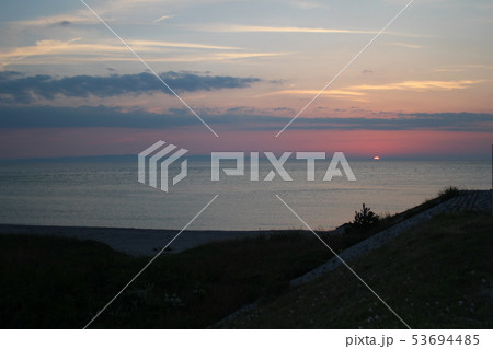 富山湾の日の入り 6月の富山県入善漁港より 富山湾の日の入り 6月の富山県入善漁港より 53694485