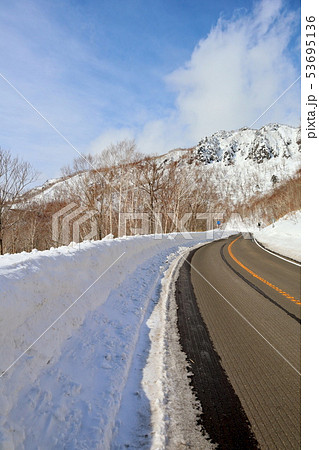 オロフレ峠の冬道 53695136