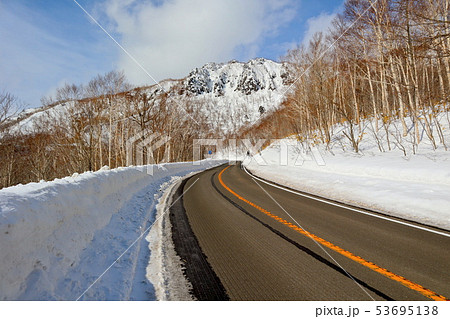 オロフレ峠の冬道 53695138
