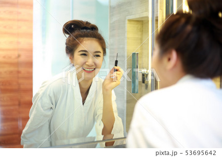 Woman getting ready for work doing morning makeup 53695642