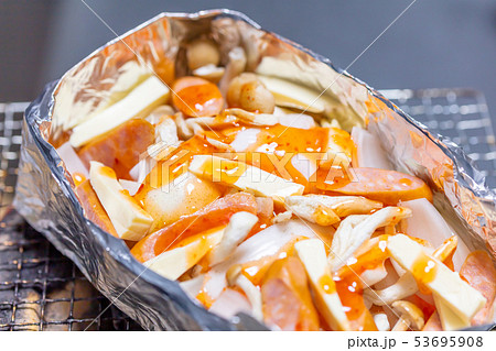 チョリソー・玉ねぎ・きのこ・カマンベールチーズ_アルミ箔包み焼き_スイートチリソース・BBQ チョリソー・玉ねぎ・きのこ・カマンベールチーズ_アルミ箔包み焼き_スイートチリソース・BBQ 53695908